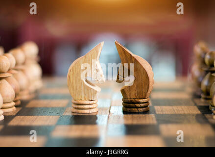 von Angesicht zu Angesicht Figthing mit Schachbrett Spiel Stockfoto