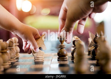 Nahaufnahme von Kind und Vater Schach spielen Stockfoto