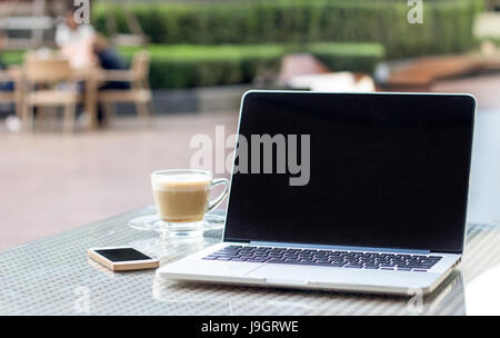 Wählen Sie leere Mornitor Fokus für Kopie Raum Laptop am Tisch mit Handy und trinken trennen Sie freiberufliche Arbeitsleben Stockfoto