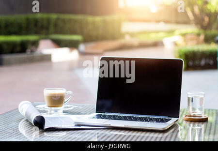 Wählen Sie leere Mornitor Fokus für Kopie Raum Laptop am Tisch mit Handy und trinken trennen Sie freiberufliche Arbeitsleben Stockfoto