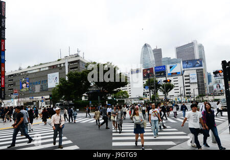 Fußgänger an stark befahrenen Straßen in Shinjuku, Tokyo. Stockfoto