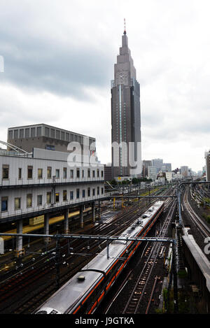 Züge im Bahnhof Shinjuku in Tokio. Stockfoto