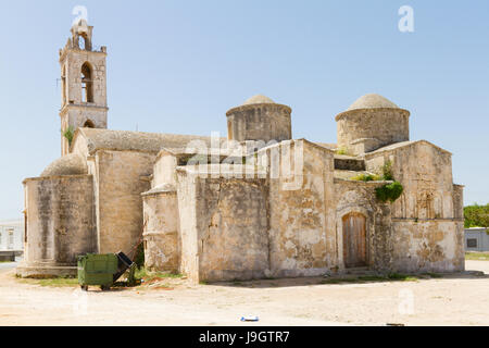 Archaggelos Michael-Kirche in Gialousa, Karpasia, Zypern. Es besteht aus einer alten Kirche Builit zwischen 900 und 1100 n. Chr. und ein Newerbuilt mehr vor kurzem Stockfoto