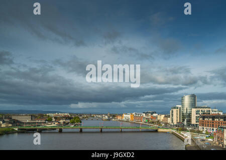 Limerick, Irland - April 2017: Limerick, Irland - April 2017: Blick auf den Fluss Shannon, Hotels, gewerbliche und private Gebäude in Limeric Stockfoto