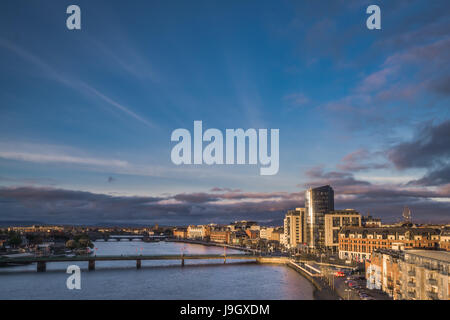 Limerick, Irland - April 2017: Sonnenuntergang über den Fluss Shannon, Hotels und gewerblich genutzten Gebäuden in der Stadt Limerick, Irland Stockfoto