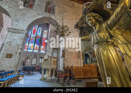 Limerick, Irland - April 2017: Goldener Engelsfigur innerhalb der alten St. Mary Cathedral in Limerick, Irland Stockfoto