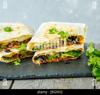 Vegetarische Burritos Wraps mit Bohnen, Avocado und Käse. Liebe für eine gesunde vegane Ernährung Konzept Stockfoto