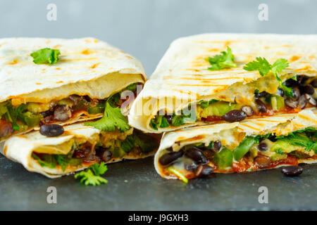 Vegetarische Burritos Wraps mit Bohnen, Avocado und Käse. Liebe für eine gesunde vegane Ernährung Konzept Stockfoto