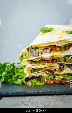 Vegetarische Burritos Wraps mit Bohnen, Avocado und Käse. Liebe für eine gesunde vegane Ernährung Konzept Stockfoto