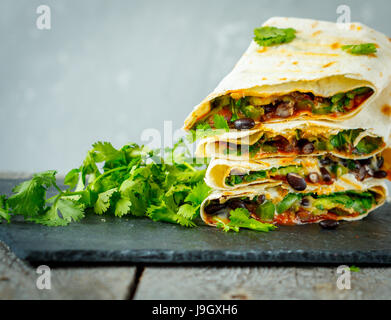 Vegetarische Burritos Wraps mit Bohnen, Avocado und Käse. Liebe für eine gesunde vegane Ernährung Konzept Stockfoto