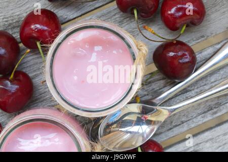 Hausgemachte Kirsche Joghurt in die Tassen aus Glas. Closeup Stockfoto