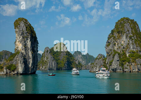 Ausflugsboote und Kalkstein Karst, Halong-Bucht (UNESCO Weltkulturerbe), Provinz Quang Ninh, Vietnam Stockfoto