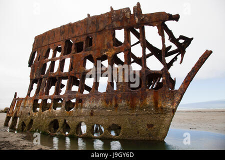 Strand, Wrack des Peter Iredale, Fort Stevens, historische Stätte, Bereich der Astoria, Oregon, USA, Amerika Stockfoto