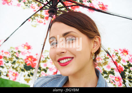 Eine junge Frau mit Regenschirm Stockfoto