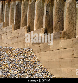 Nahaufnahme Strand Kies und hölzernen Buhne am Strand von Eastbourne, East Sussex, England, UK Stockfoto