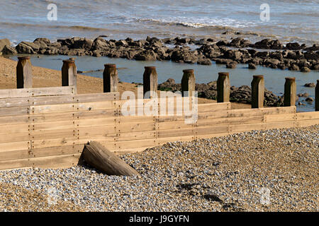 Hölzerne Buhne und Steinen am Strand von Eastbourne, East Sussex, England, UK Stockfoto