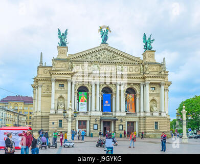 LEMBERG, UKRAINE - 16. MAI 2017: Die Fassade des Oppera- und Balletttheaters, gekrönt von Bronzestatuen der Herrlichkeit, Poesie und Musik, dekoriert mit Skulpturen Stockfoto