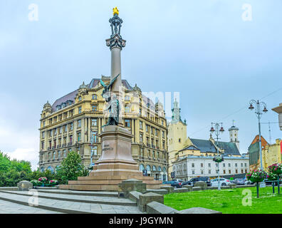 LEMBERG, UKRAINE - 16. MAI 2017: Das komplexe Denkmal für Adam Mickiewicz auf dem gleichnamigen Platz besteht aus Steinsäule und Statue Stockfoto