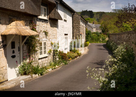 Church Lane, reetgedeckten Haus mit schlecht strohgedeckten Veranda in schmale Straße aus Stein gebaut, Portesham, Dorset, UK England Stockfoto