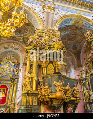 LEMBERG, UKRAINE - 16. MAI 2017: Die Kanzel des Heiligen Andreas der ersten Kirche ist reich mit goldenen Skulpturen und Reliefs verziert Stockfoto