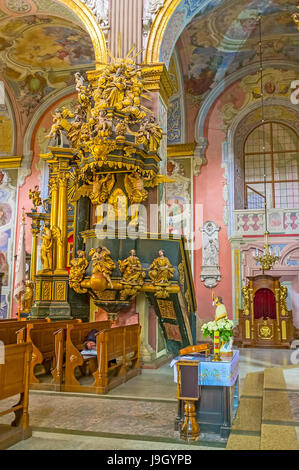 LEMBERG, UKRAINE - 16. MAI 2017: Die Kirche des Heiligen Andreas der ersten genannt, mit Skulpturen der Heiligen verziert und mit Fresken umgeben Stockfoto