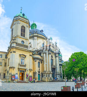 Lvov, Ukraine - 16. Mai 2017: eindrucksvolle Fassade der Dominikanerkirche (Eucharistie) mit riesigen Glockenturm und Dome, hohen Säulen t der Eingang, auf Ma Stockfoto
