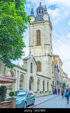 LEMBERG, UKRAINE - 16. MAI 2017: Der Glockenturm der armenischen Kathedrale, eines der bemerkenswerten Wahrzeichen der Stadt, wurde seit dem Mittelalter erhalten Stockfoto