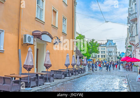 LEMBERG, UKRAINE - 16. MAI 2017: Das Stadtzentrum ist voll von gemütlichen Cafés, kleinen Cafés, Restaurants und Bars, die auf die Touristen warten Stockfoto