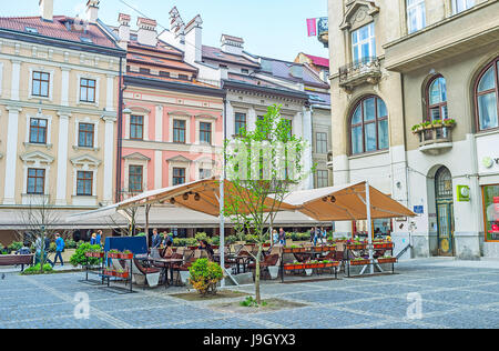 LEMBERG, UKRAINE - 16. MAI 2017: Das schöne Café im Freien auf dem Platz Javorskoho in der Altstadt, am 16. Mai in Lemberg. Stockfoto