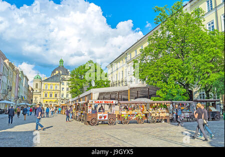 Lvov, Ukraine - 16. Mai 2017: Der Marktplatz ist das Herz der Stadt und seine bemerkenswerte Sehenswürdigkeit mit verschiedenen Sehenswürdigkeiten, einschließlich souvenir Mar Stockfoto