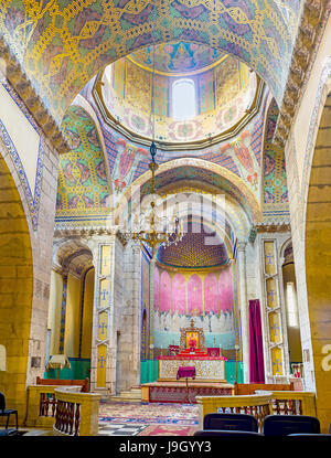 LEMBERG, UKRAINE - 16. MAI 2017: Innere der armenischen Kathedrale Mariä Himmelfahrt mit bunten gemalten Mustern an Decke und Wänden Stockfoto