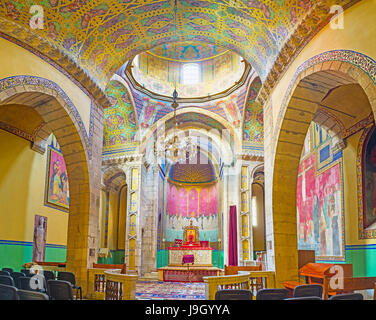 LEMBERG, UKRAINE - 16. MAI 2017: Panorama der armenischen Marienkathedrale mit bunten Wänden und Decken, Bögen und Ikonen Stockfoto