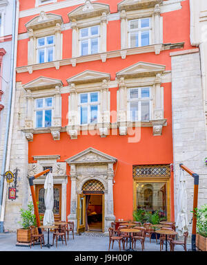 LEMBERG, UKRAINE - 16. MAI 2017: Die Sommerterrasse des alten Restaurants in einem historischen Herrenhaus am Marktplatz (Ploschcha Rynok) Stockfoto