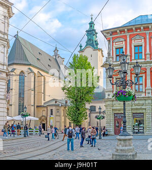 LEMBERG, UKRAINE - 16. MAI 2017: Blick auf die lateinische Kathedrale vom Marktplatz (Ploschcha Rynok) mit der alten Straßenlaterne im Vordergrund Stockfoto