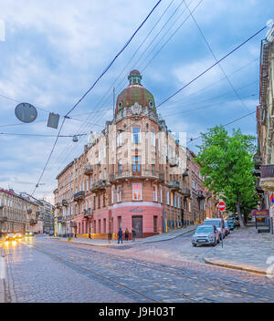 LEMBERG, UKRAINE - 16. MAI 2017: Der abendliche Blick auf die Altstadt, das historische Herrenhaus an der Kreuzung mit Eckfassade und Turm Stockfoto