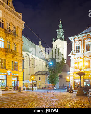 LEMBERG, UKRAINE - 16. MAI 2017: Die lateinische Kathedrale in hellen Lichtern sieht toll aus vom Marktplatz (Ploschcha Rynok), am 16. Mai in Lemberg. Stockfoto