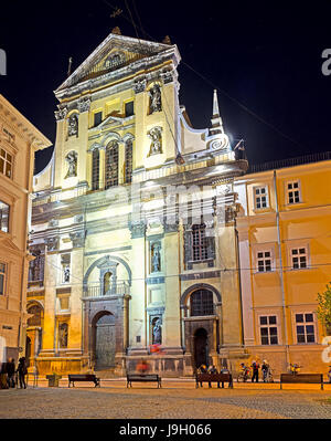 LEMBERG, UKRAINE - 16. MAI 2017: Abendblick der Garnisonkirche St. Peter und Paul, verziert mit Skulpturen und Reliefs, am 16. Mai in Lemberg. Stockfoto