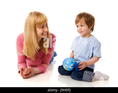 Glückliche Mutter hält Globus mit Sohn isoliert auf weiss Stockfoto