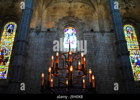 Innenraum der Kirche im Hieronymus-Kloster oder das Hieronymus-Kloster (das Mosteiro Dos Jeronimos), einem ehemaligen Kloster des Ordens der Heilige Hieronymus in der Nähe Stockfoto