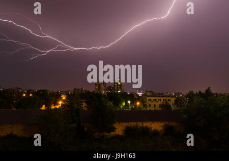 Das Wetter in Skopje, R, Mazedonien. 1. Juni 2017 21:00 (GMT + 2). Gewitter über Aerodrom Gemeinde, Skopje. Bildnachweis: Dragan Ristovski/Alamy Live-Nachrichten Stockfoto