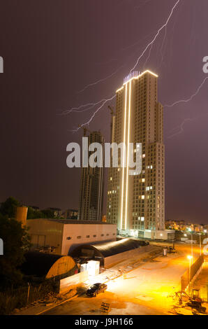 Das Wetter in Skopje, R, Mazedonien. 1. Juni 2017 21:00 (GMT + 2). Gewitter über Cevahir Türme Aerodrom Gemeinde, Skopje. Bildnachweis: Dragan Ristovski/Alamy Live-Nachrichten Stockfoto