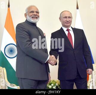 Der indische Premierminister Narendra Modi, links, schüttelt Hände mit russischen Präsidenten Vladimir Putin vor ihrem bilateralen Treffen Konstantin Palace 1. Juni 2017 in St Petersburg, Russland. Modi ist in Russland anlässlich 70 Jahre die Aufnahme diplomatischer Beziehungen zwischen der ehemaligen Sowjetunion und Indien. Stockfoto