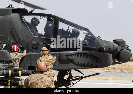 US-Armee AH-64E Apache Kampfhubschrauber, Task Force Griffin, 16. Combat Aviation Brigade, Nachladen Waffen und Treibstoff vor der Abfahrt auf einer Mission zur Unterstützung der Operation entschlossen unterstützen 31. Mai 2017 in Kunduz, Afghanistan zugewiesen. Kunduz hat erhöhten Aktivität der Taliban als mehr als 8.000 US-Soldaten und 6.000 von NATO und NATO-Staaten weiterhin die Regierung zu unterstützen. Stockfoto