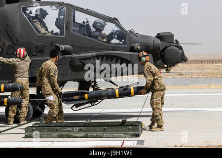 US-Armee AH-64E Apache Kampfhubschrauber, Task Force Griffin, 16. Combat Aviation Brigade, Nachladen Waffen und Treibstoff vor der Abfahrt auf einer Mission zur Unterstützung der Operation entschlossen unterstützen 31. Mai 2017 in Kunduz, Afghanistan zugewiesen. Kunduz hat erhöhten Aktivität der Taliban als mehr als 8.000 US-Soldaten und 6.000 von NATO und NATO-Staaten weiterhin die Regierung zu unterstützen. Stockfoto