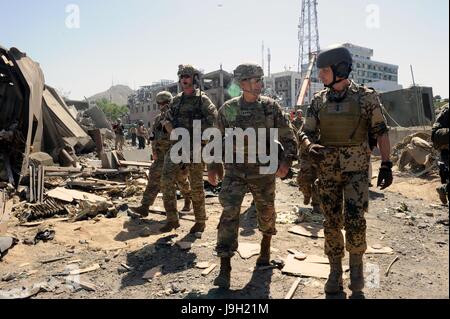 US-General John Nicholson, entschiedene Unterstützung Kommandant und RS Stabschef Generalleutnant Jürgen Weigt besuchen die Sprenganlage 31. Mai 2017 in Kabul, Afghanistan. In der Nähe von Zambaq Platz außerhalb der grünen Zone 90 Menschen getötet wurde eine Autobombe gezündet. Stockfoto