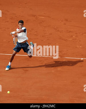 Paris, Paris, Frankreich. 1. Juni 2017. Thiago Monteiro Brasiliens gibt den Ball in den Männern Singles zweiten Vorrundenspiel mit Gael Monfils Frankreichs am Französisch Open Tennis Turnier 2017 in Roland Garros, Paris, Frankreich am 1. Juni 2017 zurück. Monfils gewann 3: 0. Bildnachweis: Han Yan/Xinhua/Alamy Live-Nachrichten Stockfoto