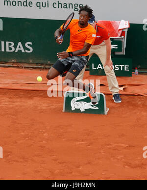 Paris, Paris, Frankreich. 1. Juni 2017. Gael Monfils Frankreichs gibt den Ball in den Männern Singles zweiten Vorrundenspiel mit Thiago Monteiro Brasiliens bei French Open Tennis Turnier 2017 in Roland Garros, Paris, Frankreich am 1. Juni 2017 zurück. Monfils gewann 3: 0. Bildnachweis: Han Yan/Xinhua/Alamy Live-Nachrichten Stockfoto