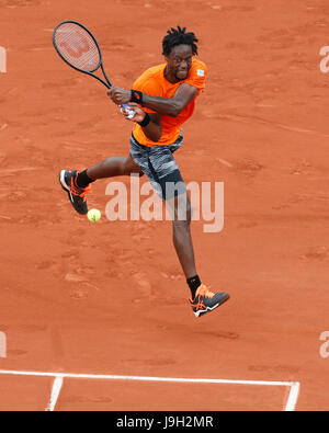 Paris, Paris, Frankreich. 1. Juni 2017. Gael Monfils Frankreichs gibt den Ball in den Männern Singles zweiten Vorrundenspiel mit Thiago Monteiro Brasiliens bei French Open Tennis Turnier 2017 in Roland Garros, Paris, Frankreich am 1. Juni 2017 zurück. Monfils gewann 3: 0. Bildnachweis: Han Yan/Xinhua/Alamy Live-Nachrichten Stockfoto