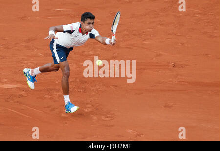 Paris, Paris, Frankreich. 1. Juni 2017. Thiago Monteiro Brasiliens gibt den Ball in den Männern Singles zweiten Vorrundenspiel mit Gael Monfils Frankreichs am Französisch Open Tennis Turnier 2017 in Roland Garros, Paris, Frankreich am 1. Juni 2017 zurück. Monfils gewann 3: 0. Bildnachweis: Han Yan/Xinhua/Alamy Live-Nachrichten Stockfoto