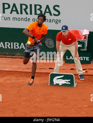 Paris, Paris, Frankreich. 1. Juni 2017. Gael Monfils Frankreichs gibt den Ball in den Männern Singles zweiten Vorrundenspiel mit Thiago Monteiro Brasiliens bei French Open Tennis Turnier 2017 in Roland Garros, Paris, Frankreich am 1. Juni 2017 zurück. Monfils gewann 3: 0. Bildnachweis: Han Yan/Xinhua/Alamy Live-Nachrichten Stockfoto